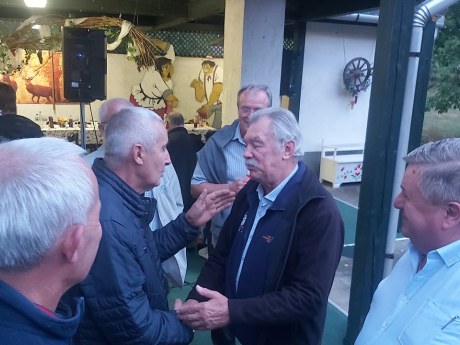 Gyászában is elfogadta a köszöntést Farkas Bertalan Kácson